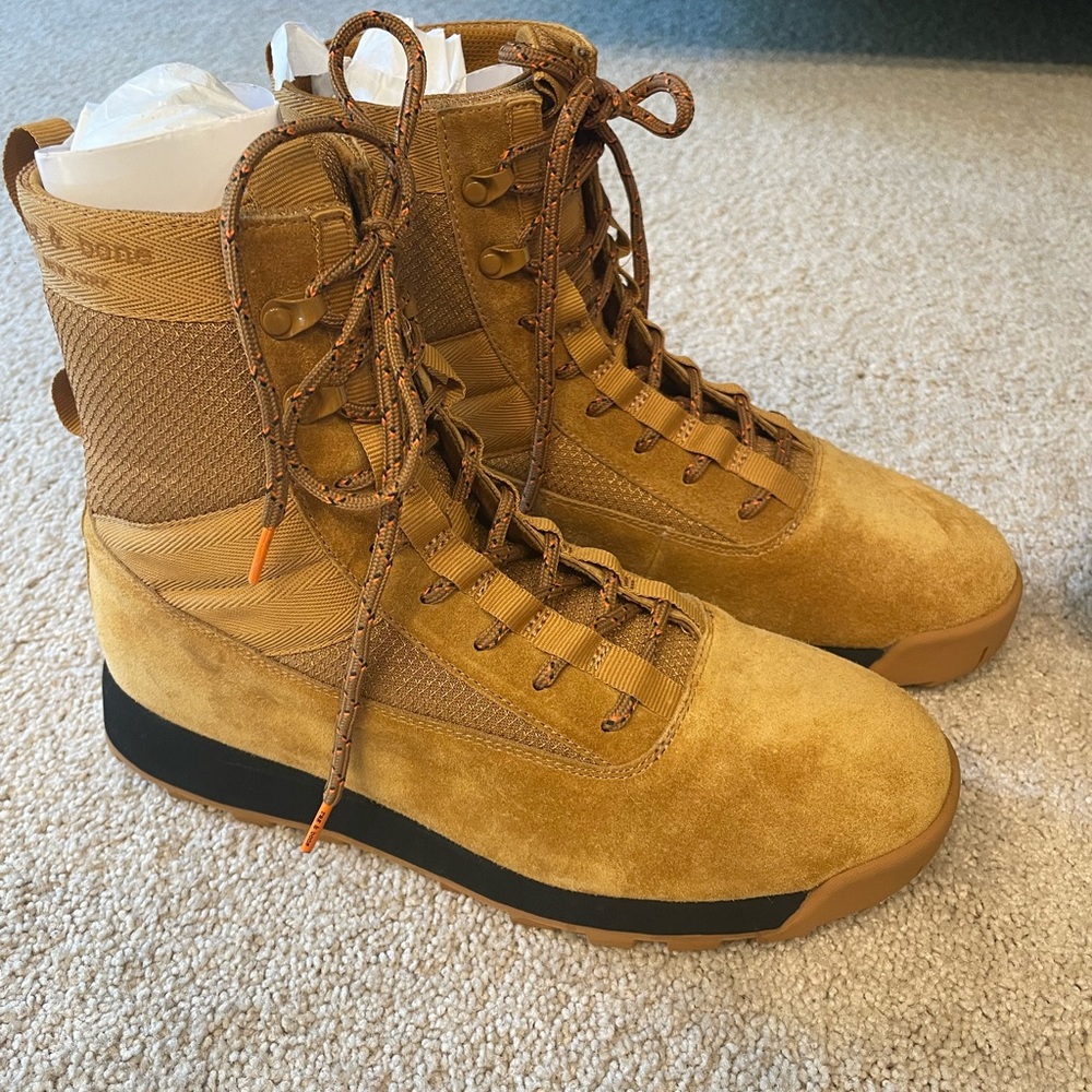 Rag & bone mens retro combat boot. Suede. New. Size 10 (43).